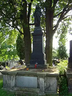 Grób przemysłowca, kupca i działacza społecznego Juliana Fuchsa