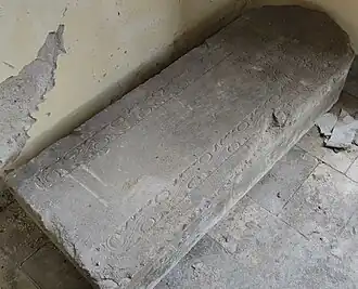 Jedyny zachowany w całości nagrobek z inskrypcją w języku niemieckim i hebrajskim