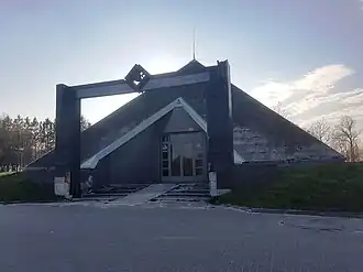 Dom przedpogrzebowyw kształcie piramidy