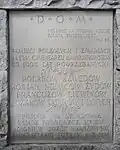 Tablica pamiątkowa na pomniku pamięci pogrzebanych na cmentarzu Kamionkowskim