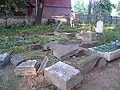 Zniszczone nagrobki