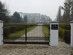 Wejście na cmentarz wojskowy Skowronia Góra