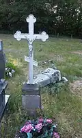 Nagrobek z metalowym krzyżem (przełom XIX–XX w.)