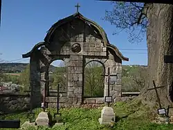 Pomnik w tylnej części cmentarza