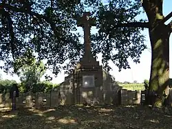 Trzy krzyże na cokołach