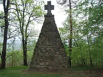 Obelisk przed bramą cmentarza