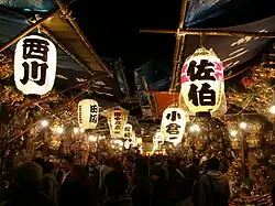 Kramy oferujące kolorowe kumade