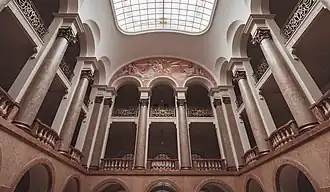 Hol (strona przeciwna do głównego wejścia)