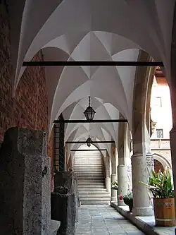 Krużganki ze sklepieniem kryształowym i widokiem na schody profesorskie