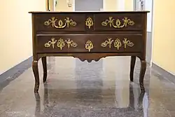 Komoda z kabriolowymi, wysokimi nogami w stylu Ludwika XV