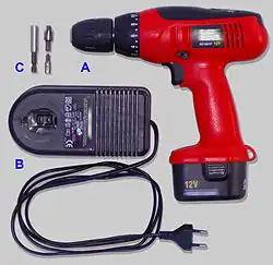 Wiertarko-wkrętarka akumulatorowa:A&nbsp;–&nbsp;wiertarka z akumulatorem,B&nbsp;–&nbsp;ładowarka akumulatorów,C&nbsp;–&nbsp;końcówki wkrętaków