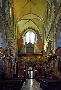 Widok na organy od strony prezbiterium