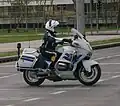 Oficer patrolujący Zagrzeb na motocyklu