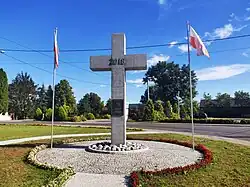 Krzyż w centrum wsi, upamiętniający 100-lecie odzyskania niepodległości przez Polskę