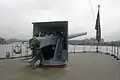 Działo dziobowe. Z działa na tej pozycji oddano strzał 7 listopada 1917 roku.