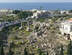 Ruiny katedry owców w Tyrze – zachowane fragmenty białych kolumn i fundamentów