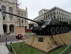 Działo samobieżne SU-100 przed Muzeum Rewolucji.