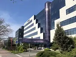 Fioletowa tuba nad wejściem od strony ul.&nbsp;Wołoskiej