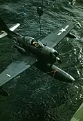 Curtiss SC-1 Seahawk podczas podnoszenia przed dźwig na pokład lekkiego krążownika USS „Manchester”. Zdjęcie wykonano na Morzu Śródziemnym w 1947-1948 r.