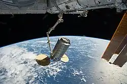 Cygnus S.S. Alan Poindexter przyciągany do ISS przy pomocy Canadarm2