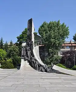 Bok pomnika – figury żołnierzy