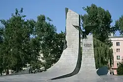 Zbliżenie na przód pomnika – widoczny zmieniony napis