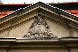 Herb Żółtowskich (Ogończyk) na pałacu w Czaczu.