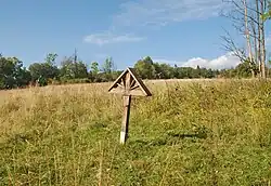 Krzyż przed cmentarzem