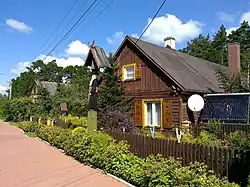 Jeden z domów i kapliczka poświęcona Bratu Zenononowi