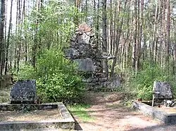 Monument z 1931 roku oraz symboliczne mogiły partyzantów