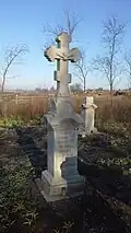 Zrekonstruowany nagrobek z krzyżem prawosławnym z 1910