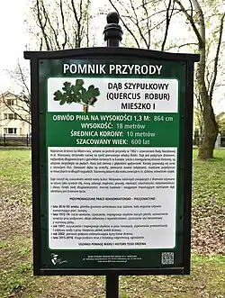 Tablica informacyjna Biura Ochrony Środowiska Urzędu m.st. Warszawy m.in. z listą prac konserwatorsko-pielęgnacyjnych