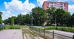 Widok bloków na osiedlu od strony alei Pokoju, od przystanku tramwajowego „Ofiar Dąbia”