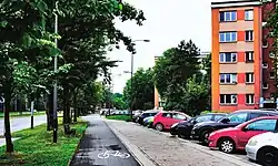 Widok osiedla wzdłuż alei Pokoju, po prawej bloki przy al. Pokoju 28 i 26