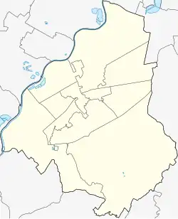 Mapa konturowa Dębicy, w centrum znajduje się punkt z opisem „Parafia św. Jadwigi w Dębicy”