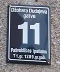 Tabliczka numerowa na alei Dżochara Dudajewa w Wilnie