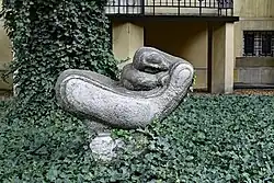 Rzeźba od ul. Garbarskiej.