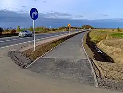 DW216 i trasa rowerowa Puck-Hel, pomiędzy Puckiem a Swarzewem, w kierunku Swarzewa