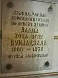 Tablica pamiątkowa na ścianie domu w Baku, gdzie mieszkał Dadash Buniatzade