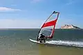Windsurfer w wodach przybrzeżnych