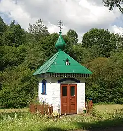 Kapliczka przy drodze do Tylawy