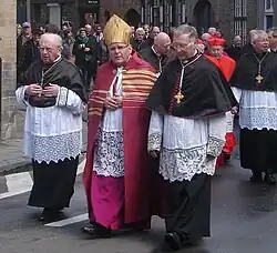 Kardynał i trzech biskupów noszący białe rokiety
