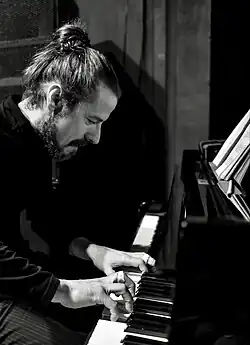 Daniel Grupa grający na fortepianie