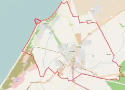 Mapa konturowa Darłowa, blisko centrum na dole znajduje się punkt z opisem „Zamek Książąt Pomorskich – Muzeum w Darłowie”