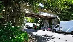 Dawny wiadukt kolejowy nad ul. Żółtej Ciżemki w ciągu zmodyfikowanego w latach 60. przebiegu trasy linii