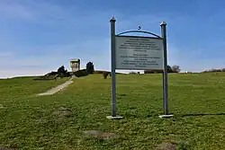 Wejście na teren obozu od strony ul. Kamieńskiego, widoczny pomnik Ofiar Faszyzmu