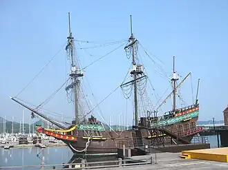 Replika statku „De Liefde” zacumowanego w części portowej parku