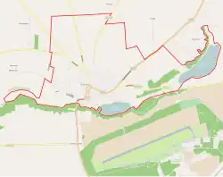 Mapa konturowa Debrzna, blisko prawej krawiędzi nieco u góry znajduje się owalna plamka nieco zaostrzona i wystająca na lewo w swoim dolnym rogu z opisem „Żuczek”