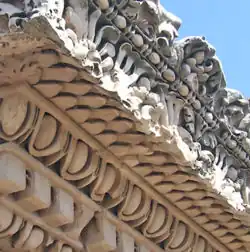 Starożytny, ornamentalny gzyms rzymski