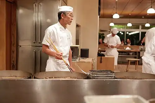 Tokio, bar tonkatsu „Tonki” – saibashi w rękach kucharza